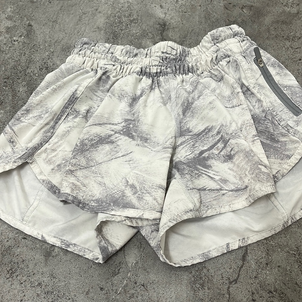 Lululemon 4” size 4